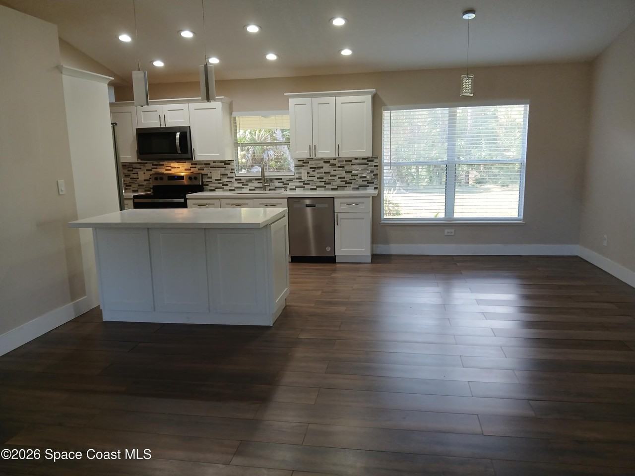 214 Eldron Blvd Ne - Photo 4 of 9