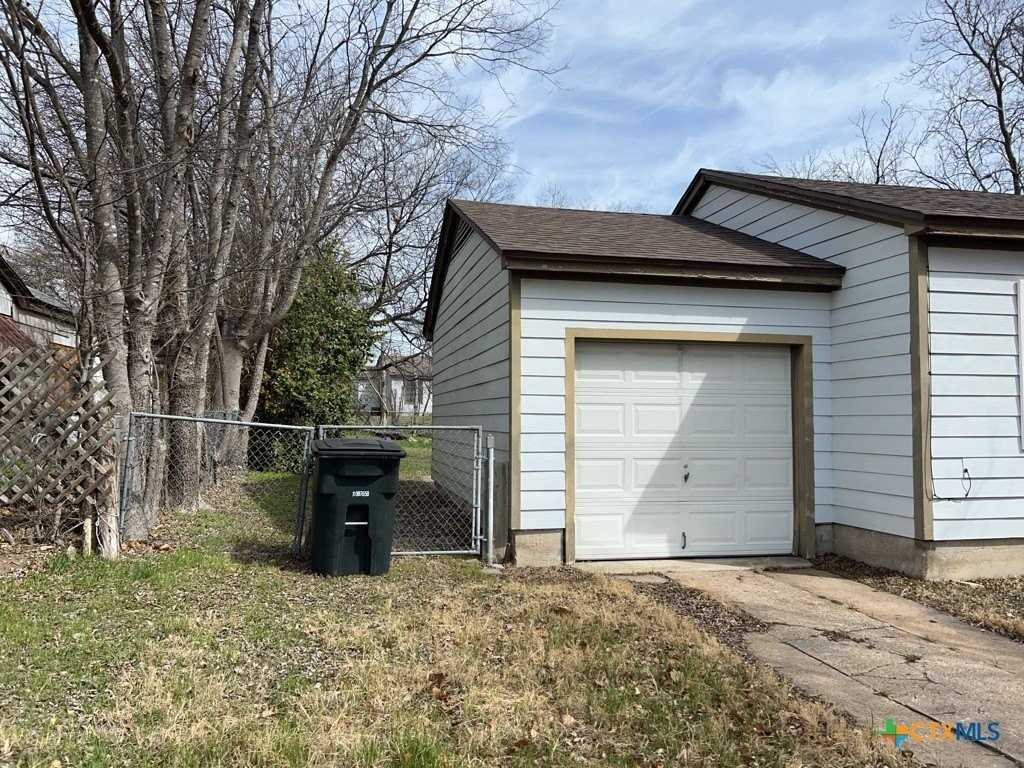 515 Kern Rd - Photo 3 of 10