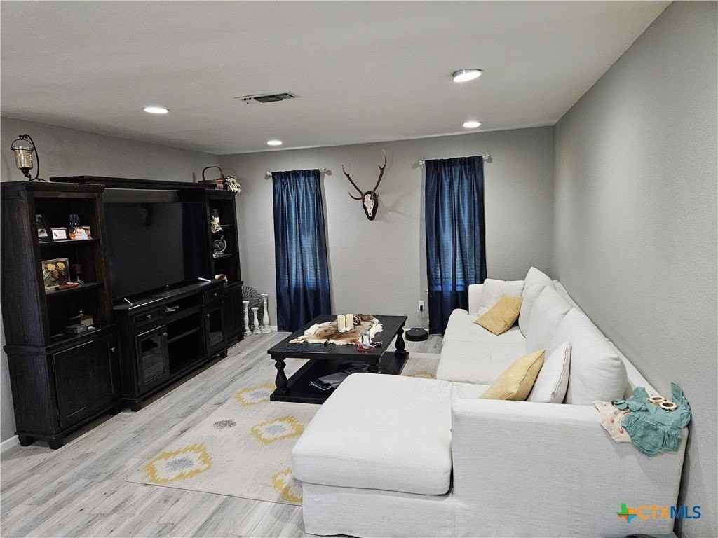 402 W Tanglewood Dr - Photo 3 of 4