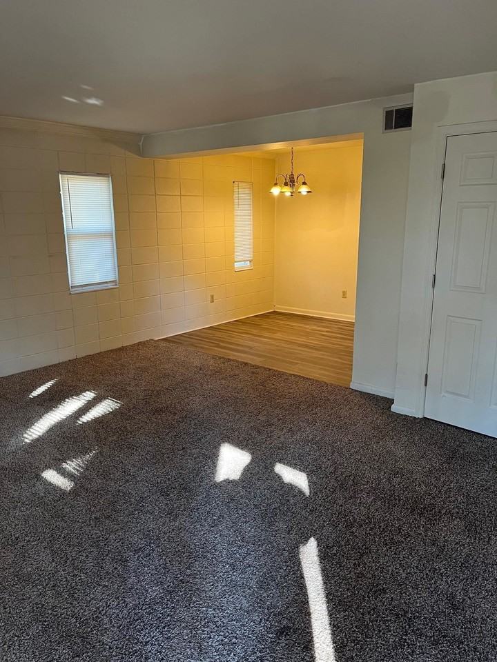 2307 Columbia Ct Apt C - Photo 2 of 6