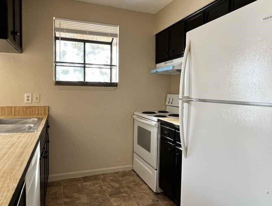 1809 Sylvan Ct Apt C - Photo 7 of 10