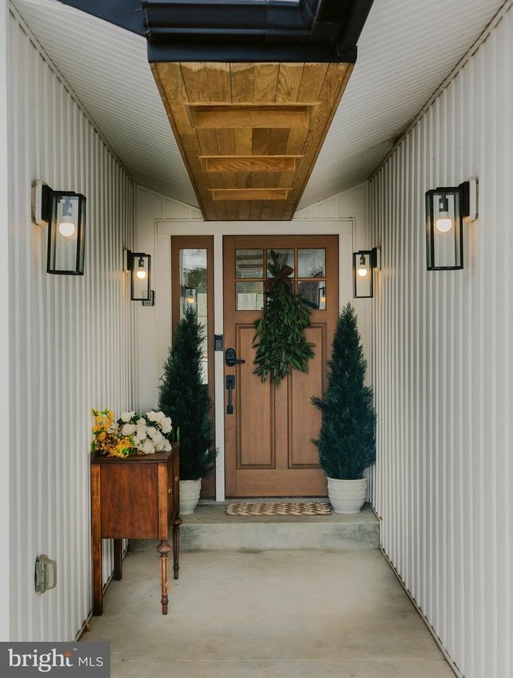 13230 Falls Rd - Photo 2 of 50