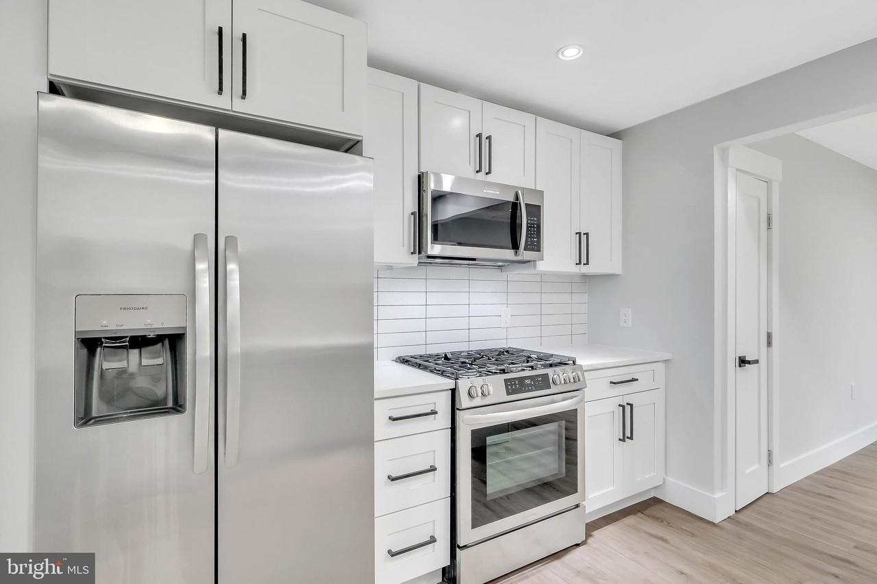 6903 Dunmanway Apt B - Photo 2 of 35