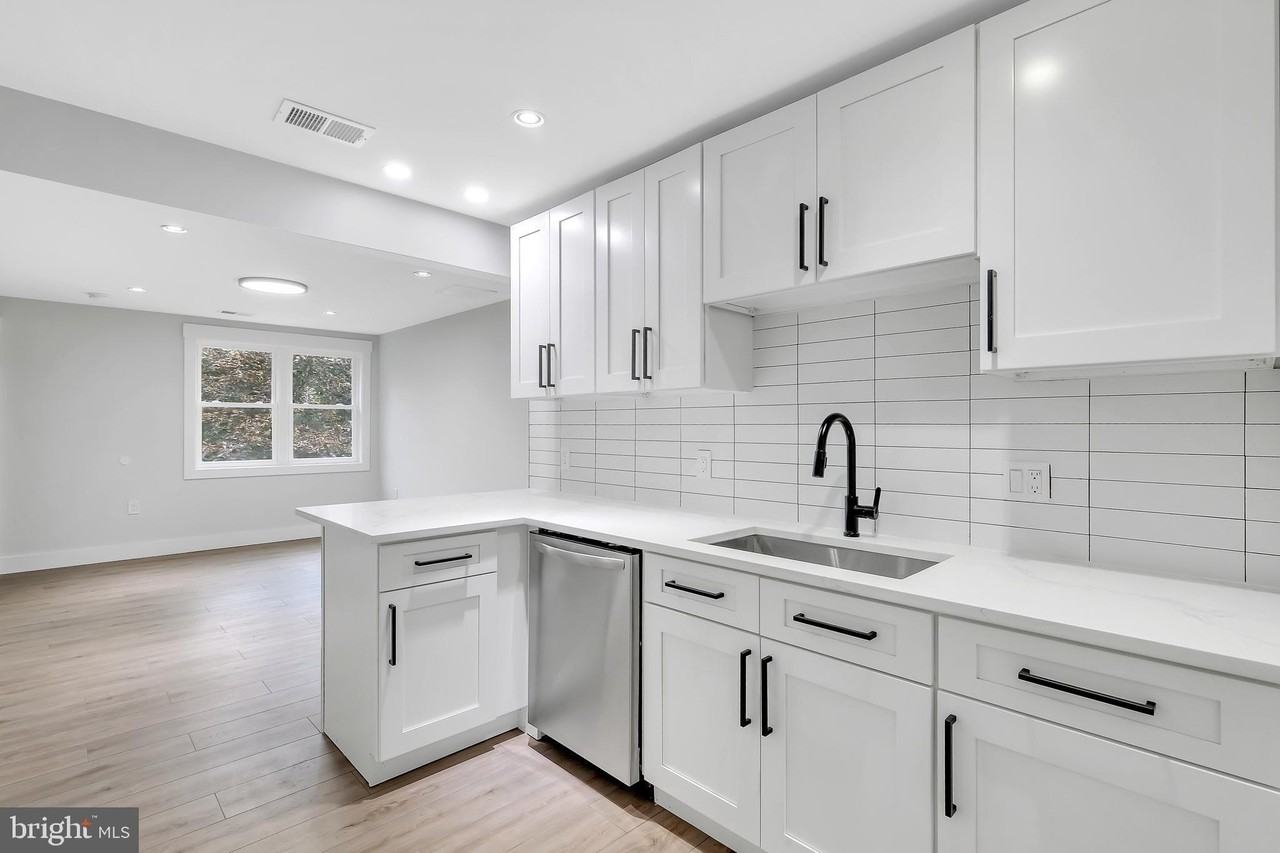 6903 Dunmanway Apt B - Photo 3 of 35