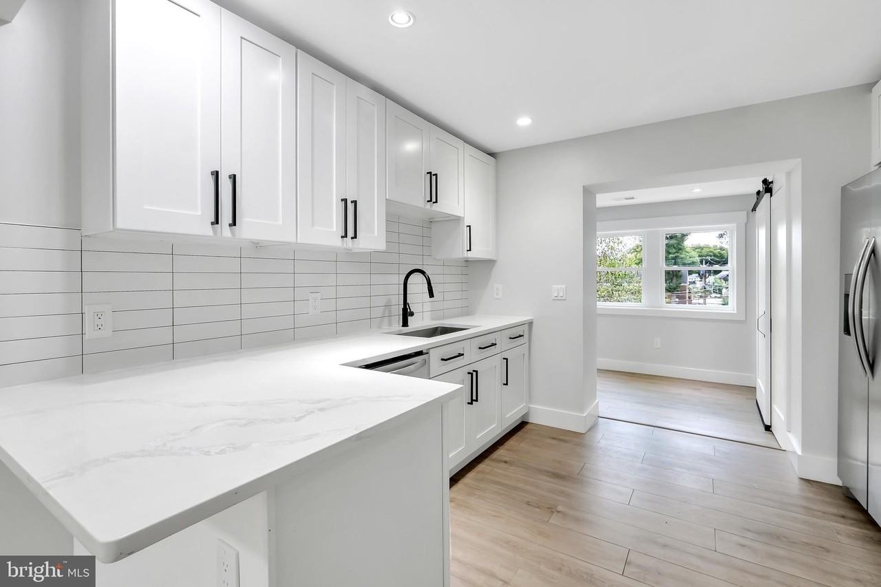 6903 Dunmanway Apt B - Photo 4 of 35