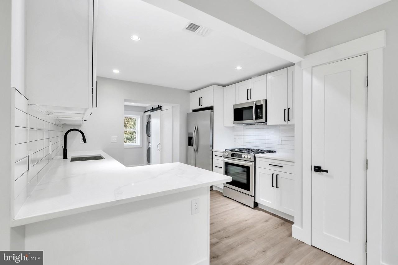 6903 Dunmanway Apt B - Photo 5 of 35