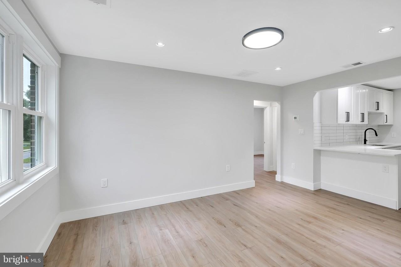 6903 Dunmanway Apt B - Photo 7 of 35