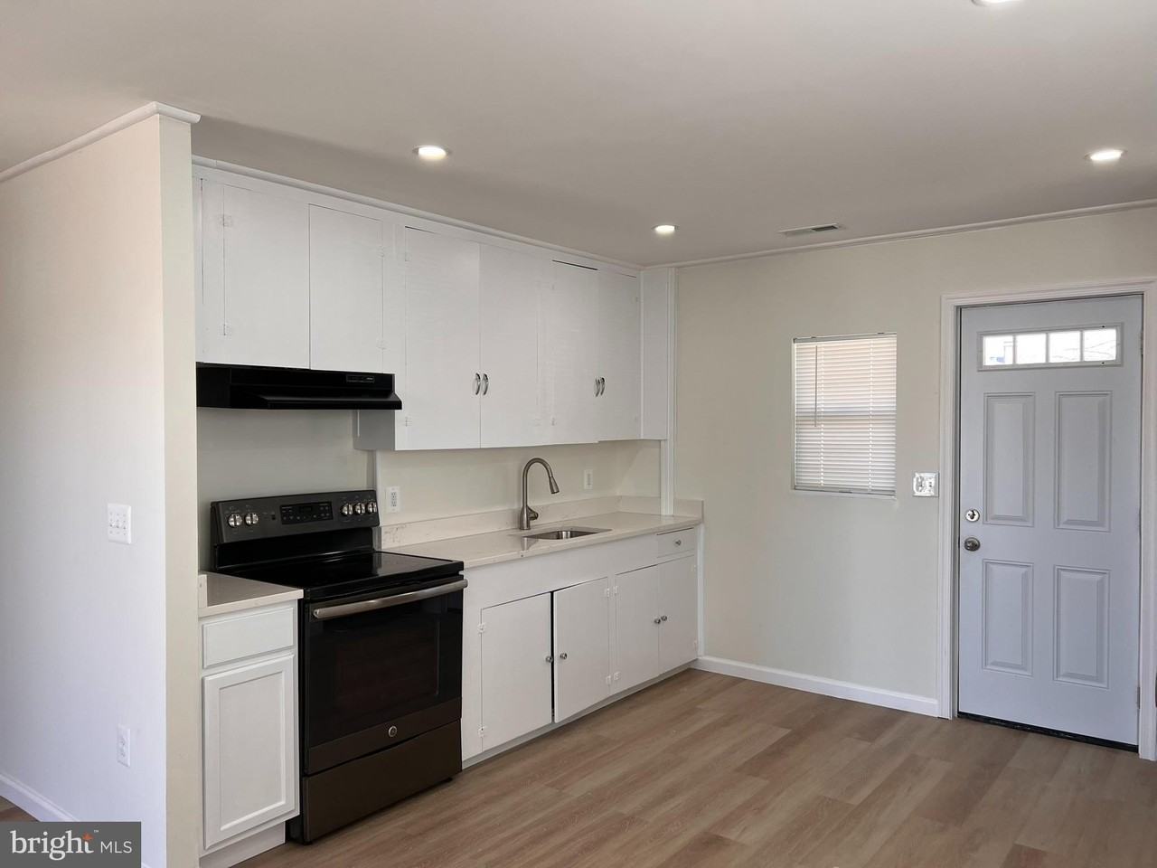 1325 Fuselage Ave - Photo 2 of 10