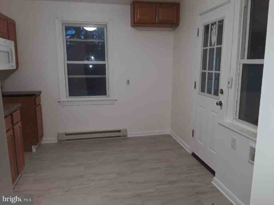 239 Seneca Ave - Photo 5 of 9