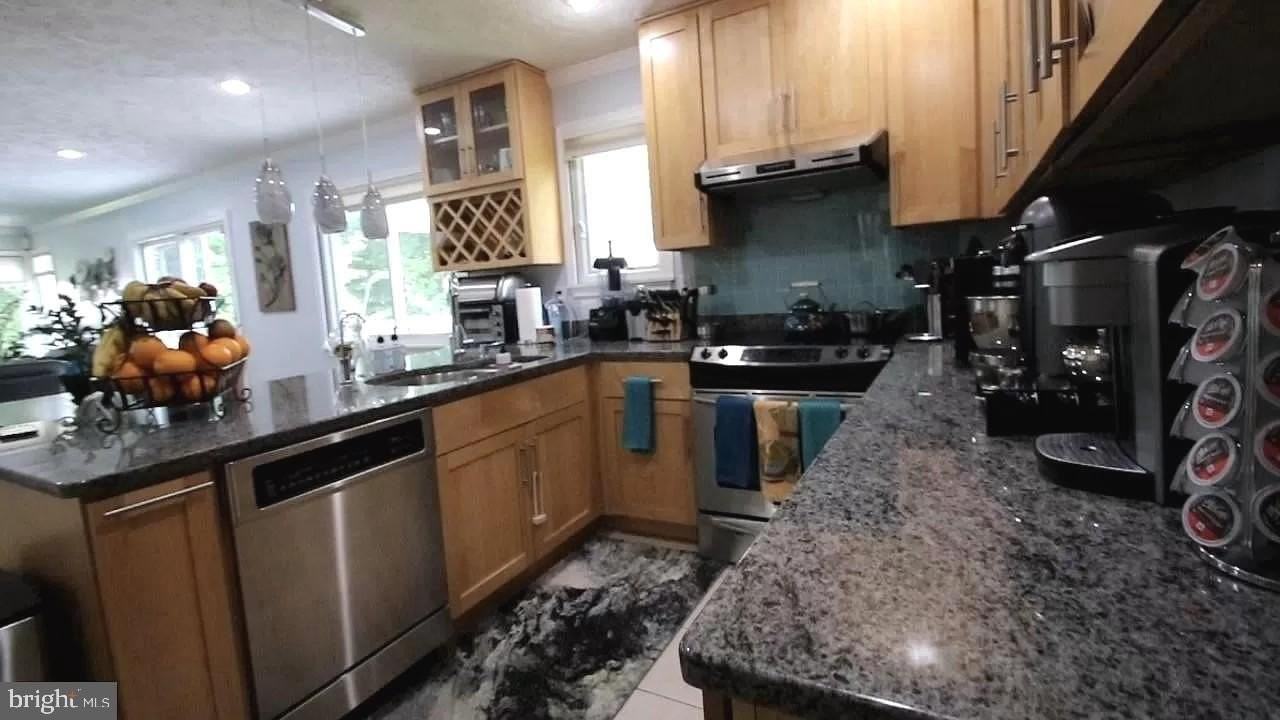 11120 Lake Breeze Dr - Photo 4 of 23