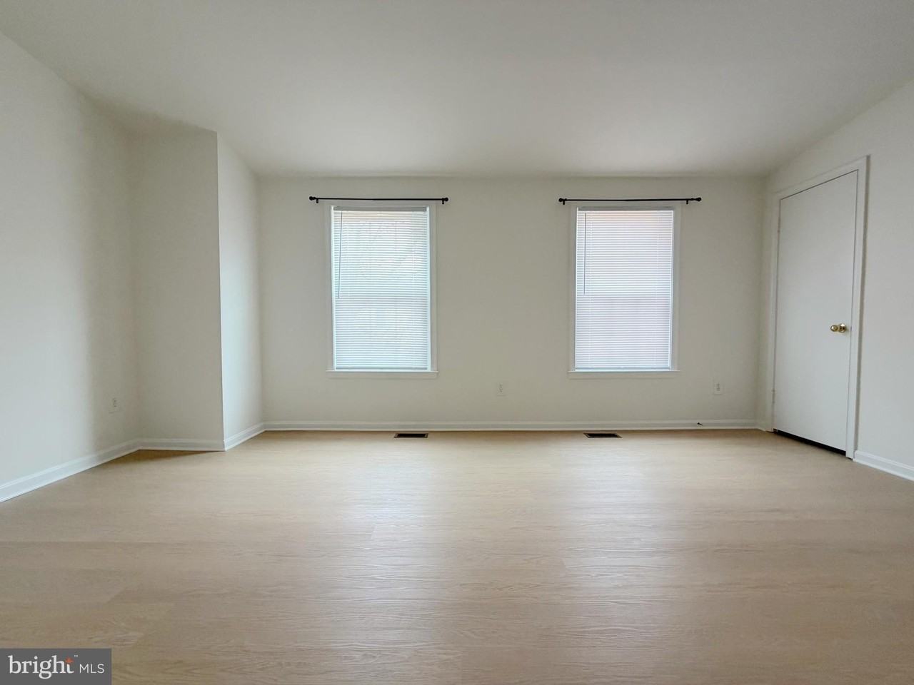 10523 Smithy Ct - Photo 3 of 32