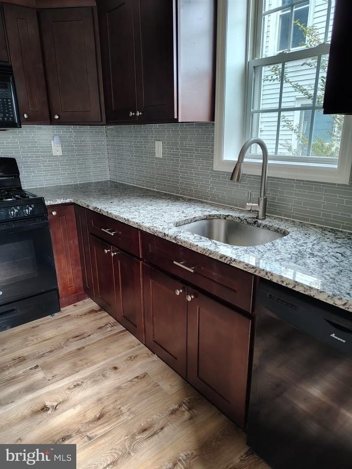 215 Stockton St - Photo 3 of 11