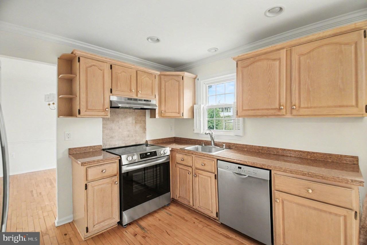 2712 Hatmark St - Photo 2 of 38