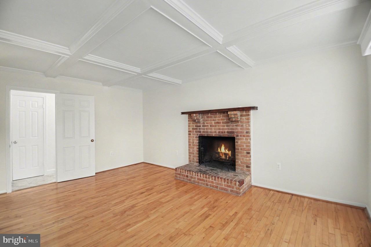 2712 Hatmark St - Photo 3 of 38