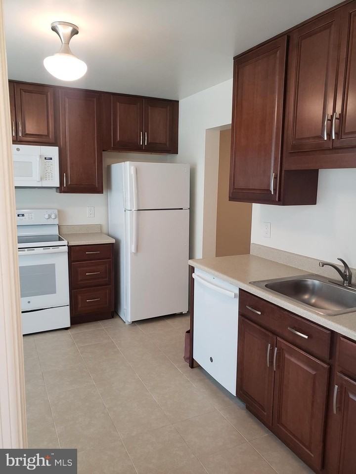 5732 Lofthill Ct - Photo 4 of 33