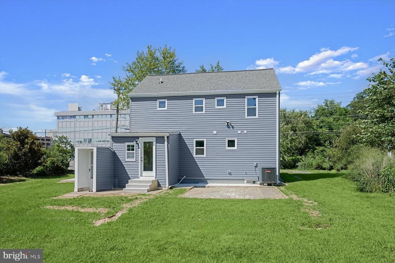 2917 E Lee Ave - Photo 2 of 50