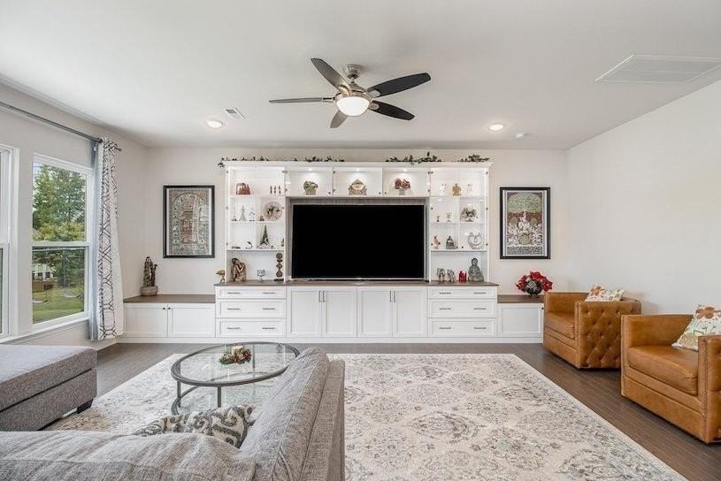 408 Parlier Dr - Photo 7 of 49