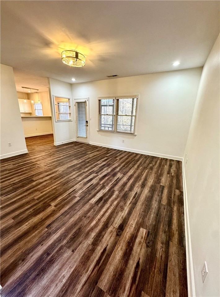 245 Willow Ct - Photo 2 of 12