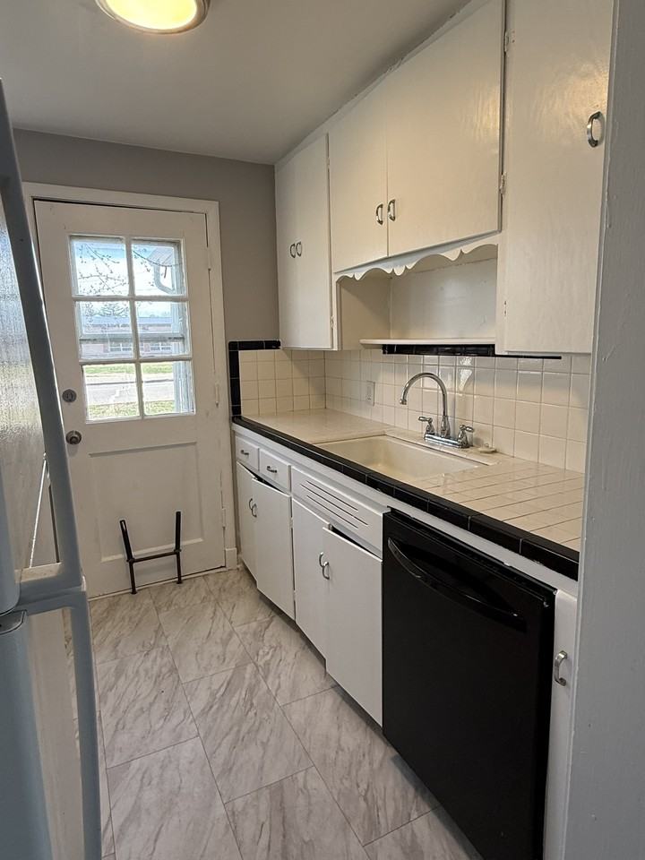 524 East 26th Avenue - Photo 5 of 11