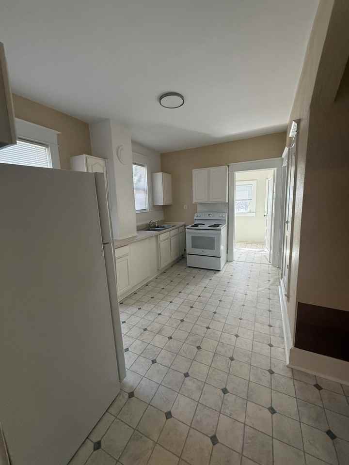 1014 E 1st St #B - Photo 3 of 10