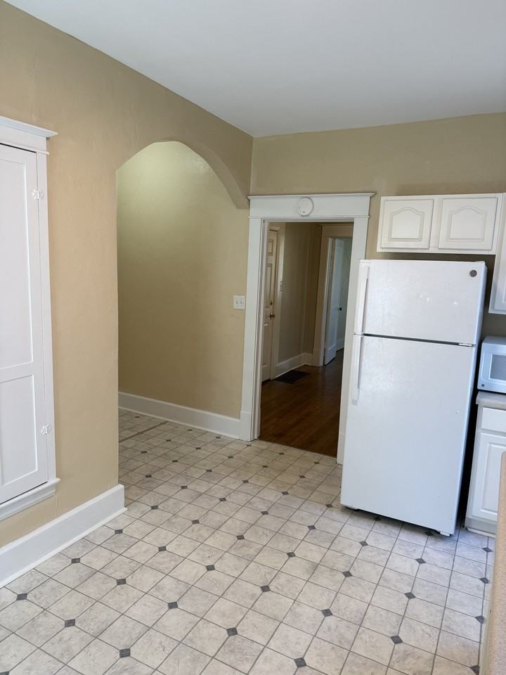 1014 E 1st St #B - Photo 4 of 10