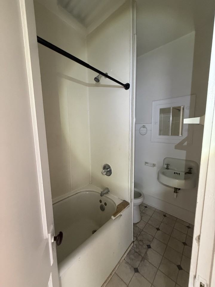 1014 E 1st St #B - Photo 5 of 10