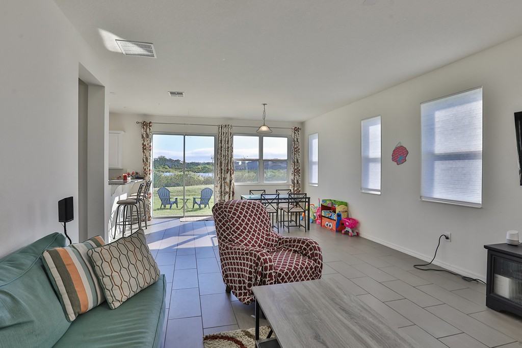 10546 Medford Lake Dr - Photo 5 of 28