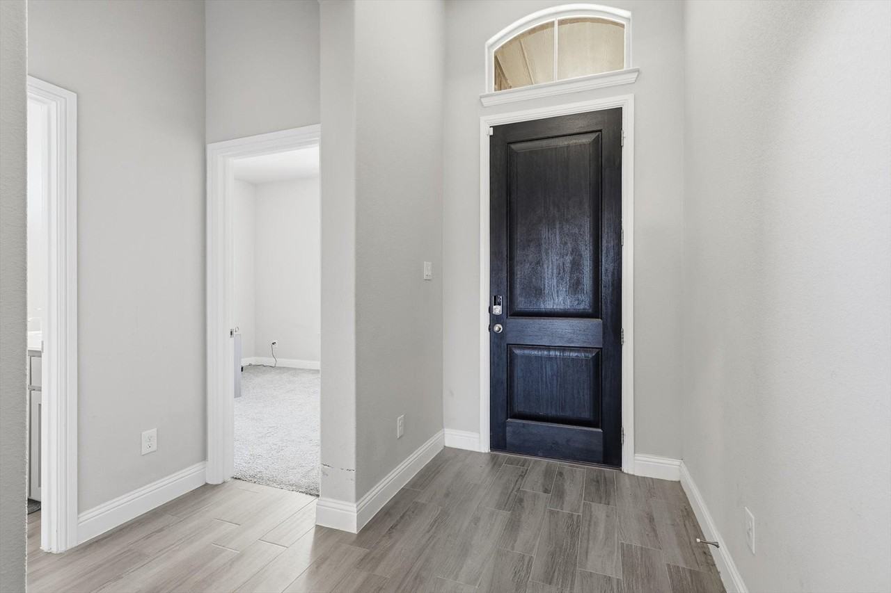 2001 Oleander St - Photo 2 of 26