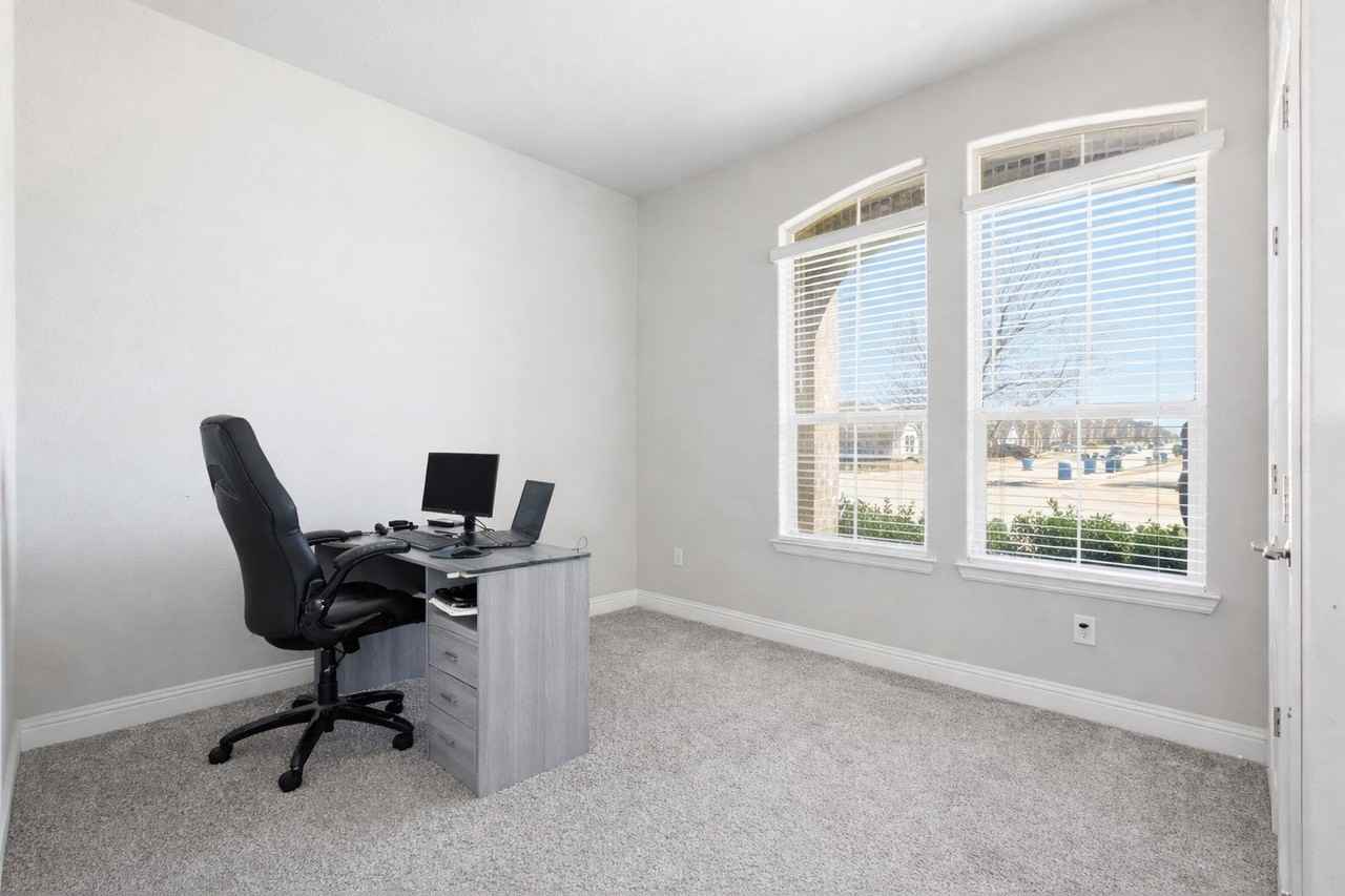 2001 Oleander St - Photo 3 of 26