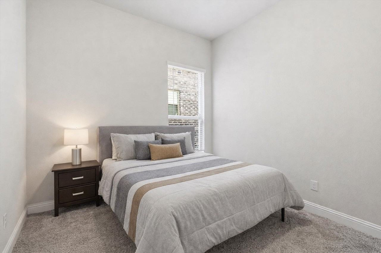 2001 Oleander St - Photo 4 of 26