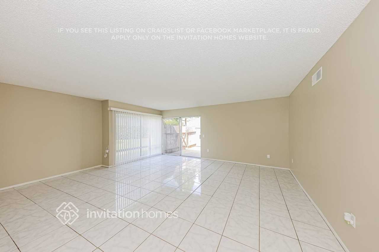 6059 Avenue Juan Diaz - Photo 3 of 17