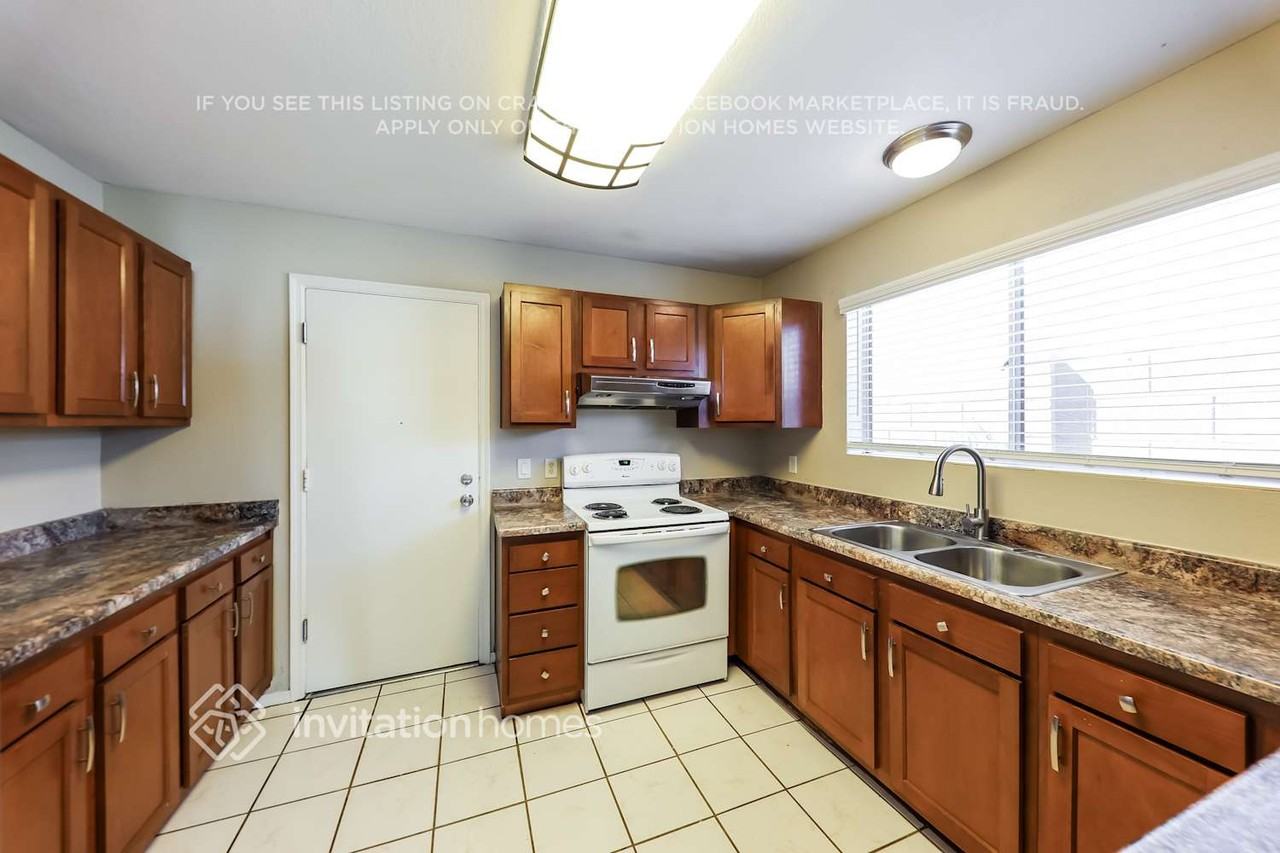 1014 E Marco Polo Rd - Photo 6 of 18