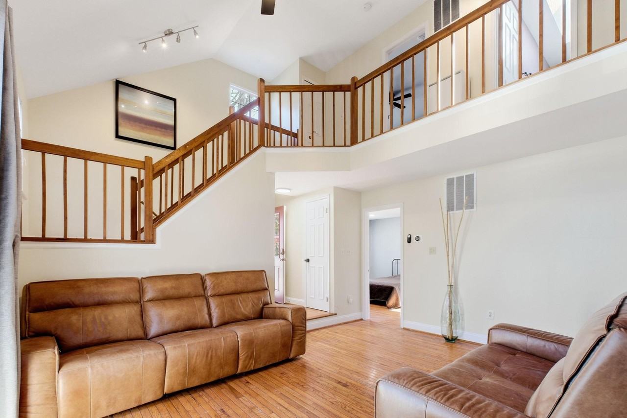 Soffit Pl - Photo 3 of 18