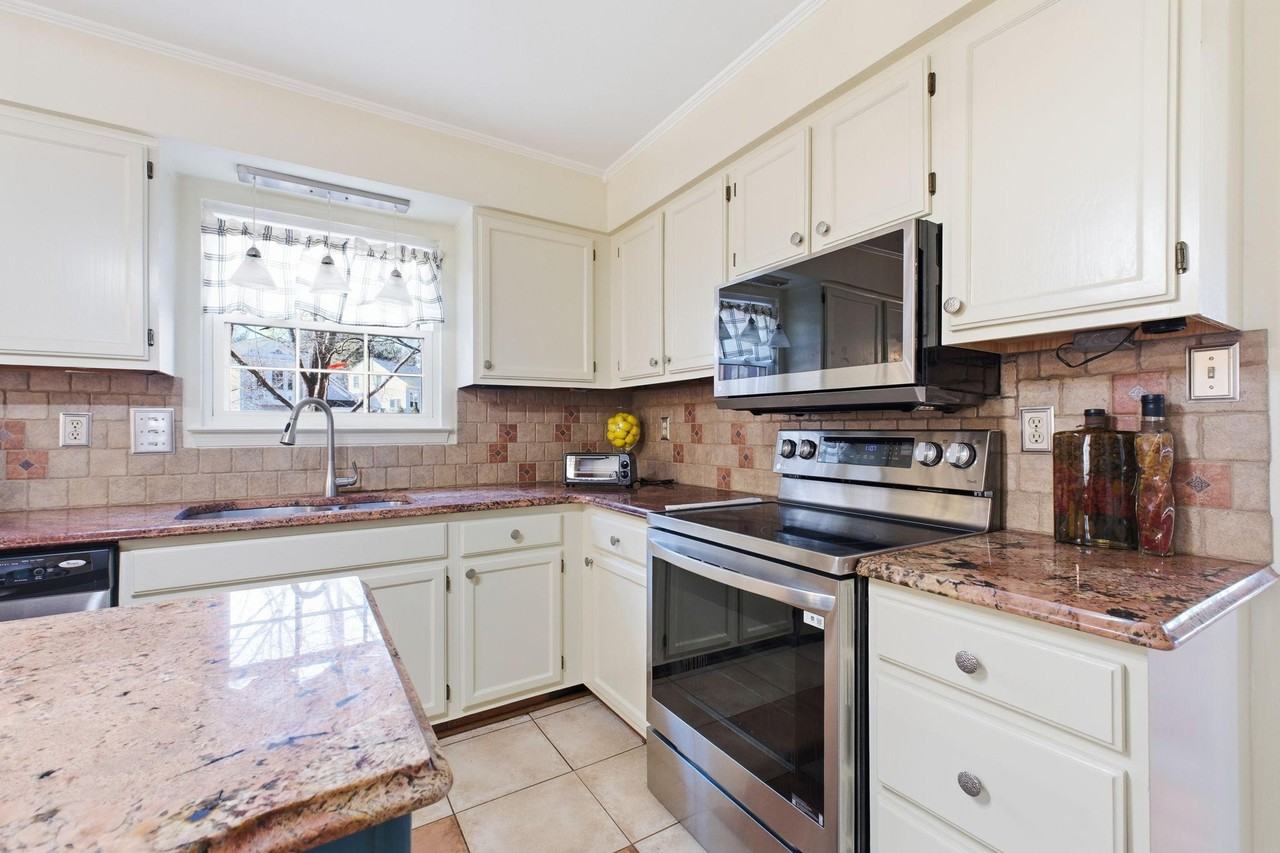 Soffit Pl - Photo 7 of 18