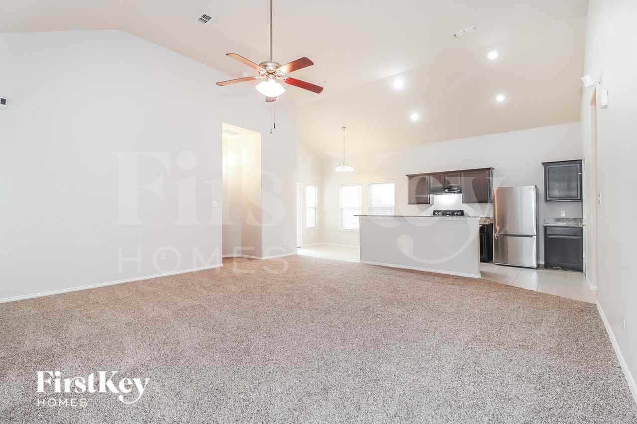 963 Ranch Rd - Photo 4 of 19