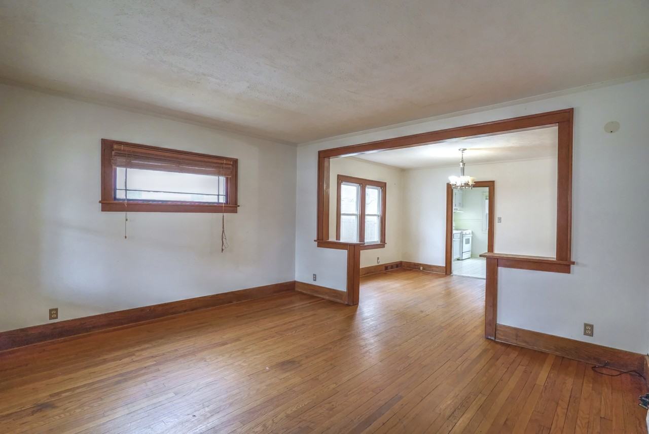 525 E Eckman St - Photo 3 of 15