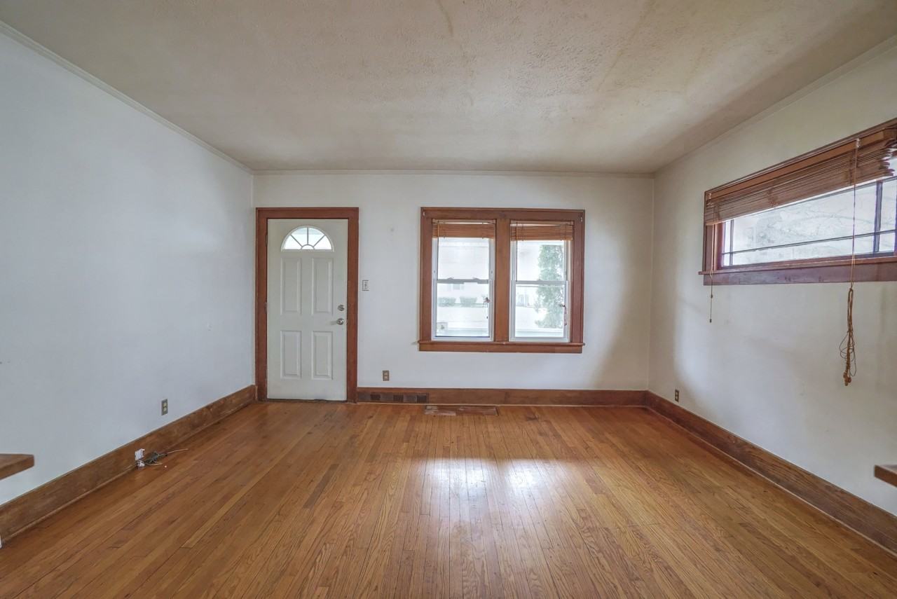 525 E Eckman St - Photo 4 of 15