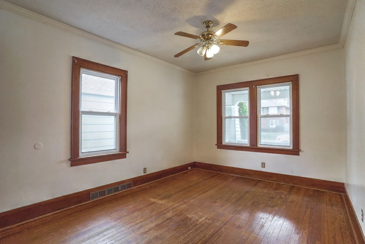 525 E Eckman St - Photo 5 of 15