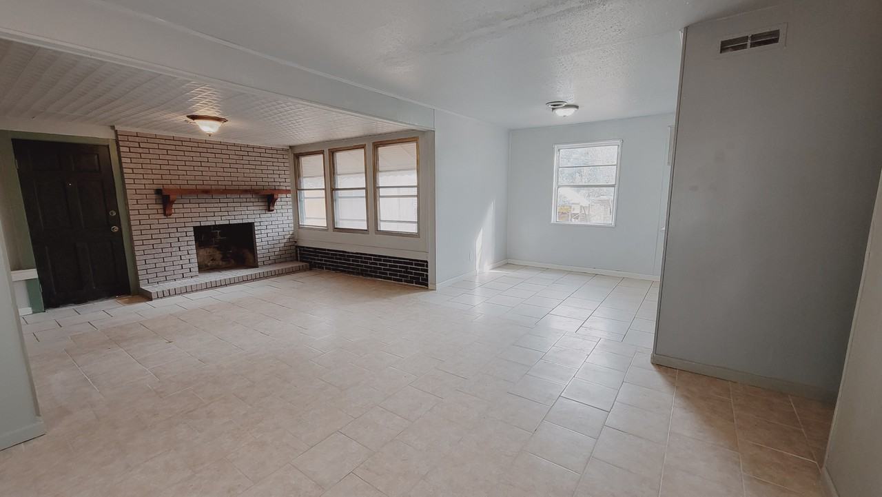 1276 George St Ne - Photo 3 of 14