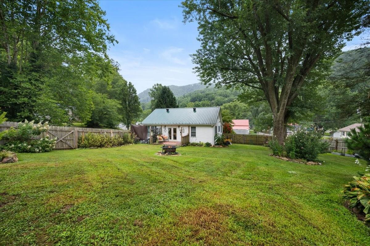 456 Ena St - Photo 7 of 26