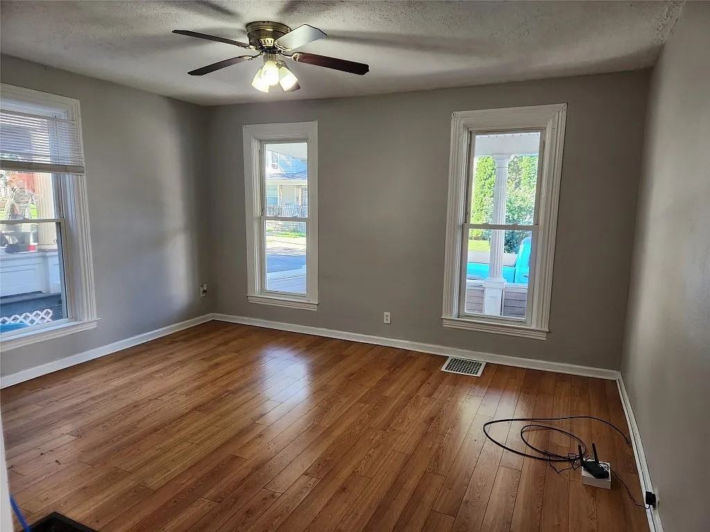 905 Walnut St - Photo 2 of 13