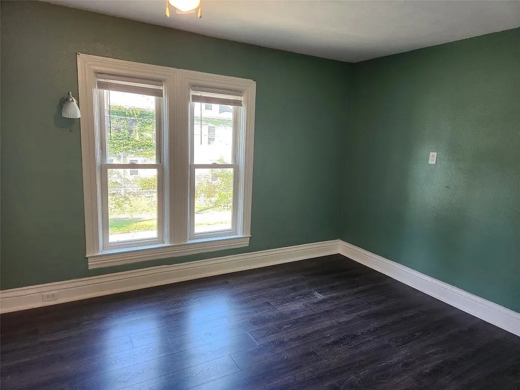 905 Walnut St - Photo 7 of 13