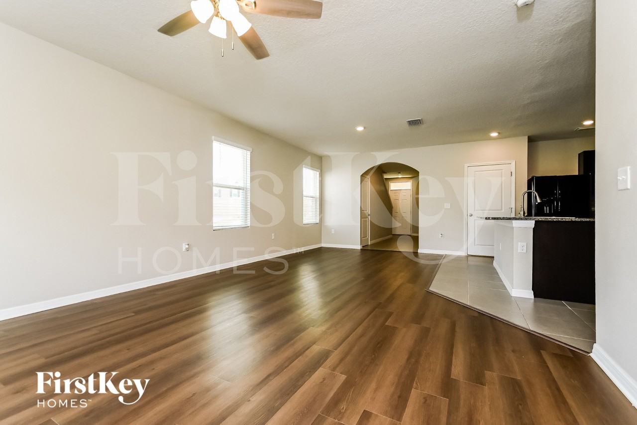 11010 Leland Groves Dr - Photo 2 of 15