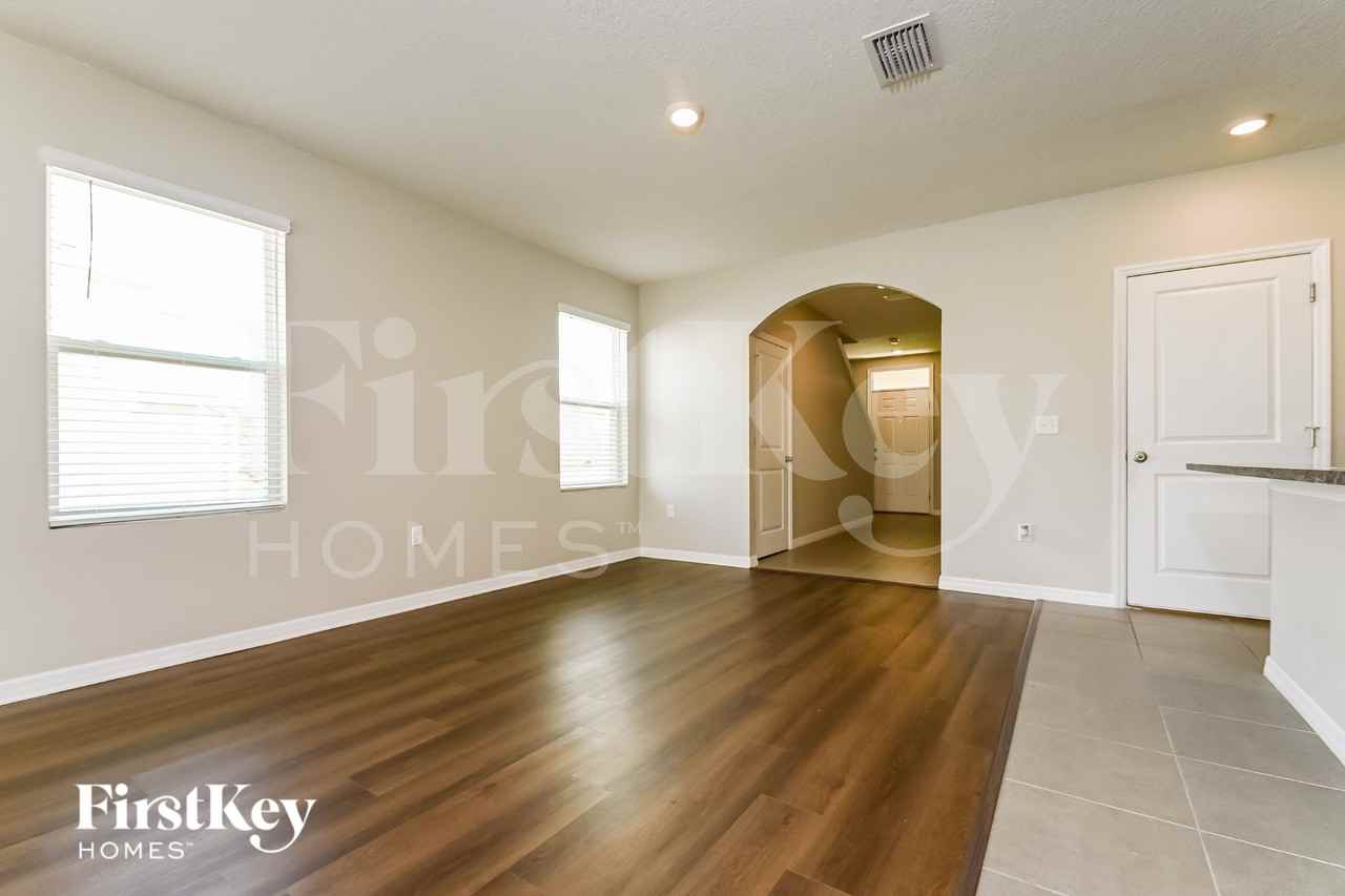 11010 Leland Groves Dr - Photo 3 of 15