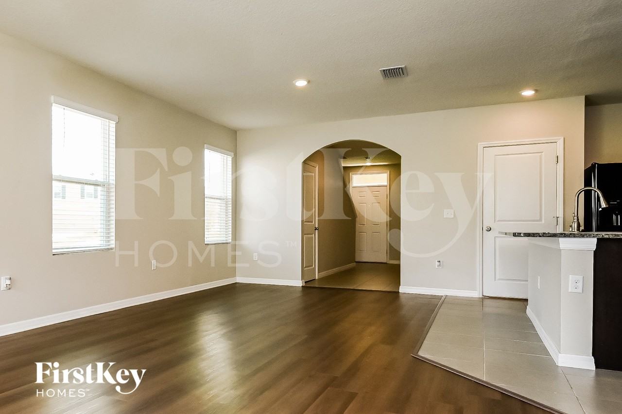 11010 Leland Groves Dr - Photo 4 of 15