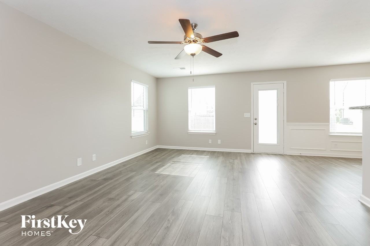 2230 Oak Dr - Photo 2 of 15