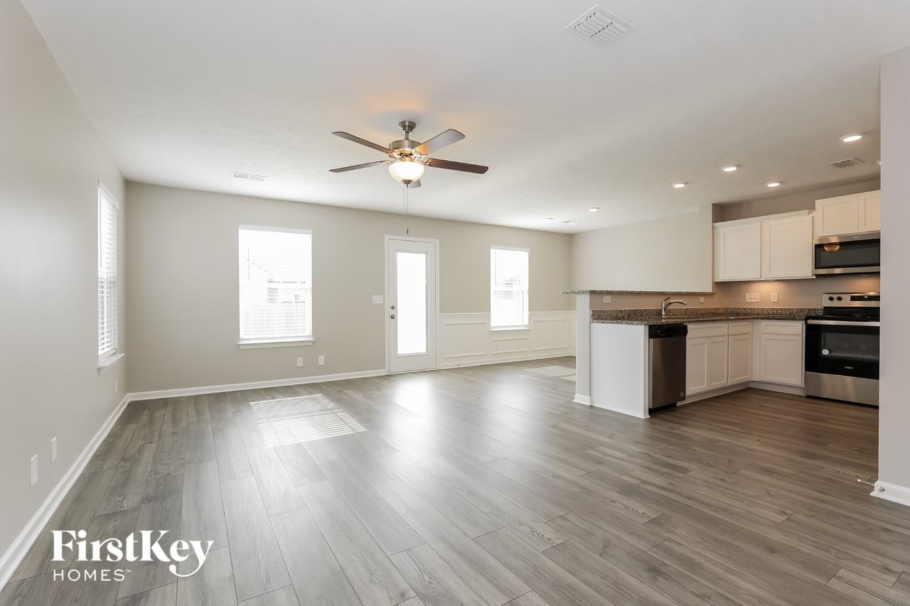 2230 Oak Dr - Photo 3 of 15