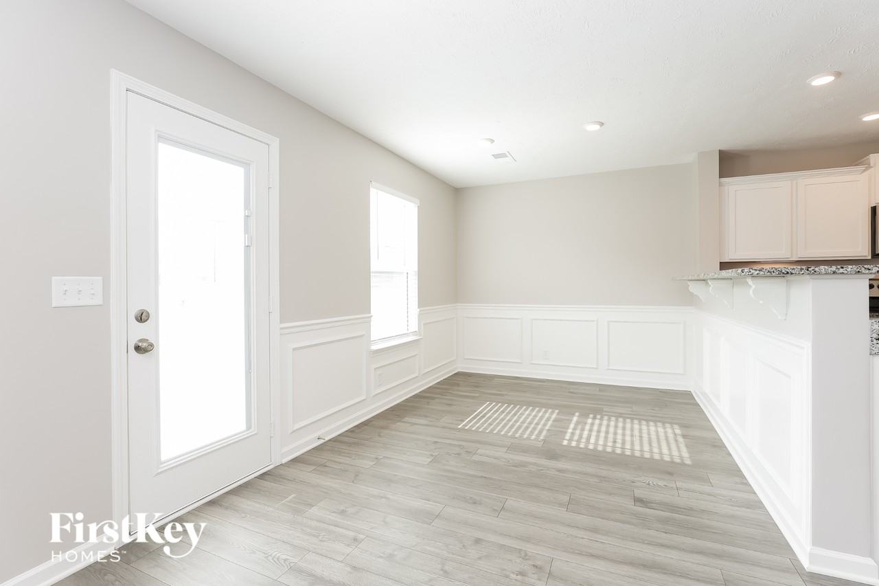 2230 Oak Dr - Photo 4 of 15