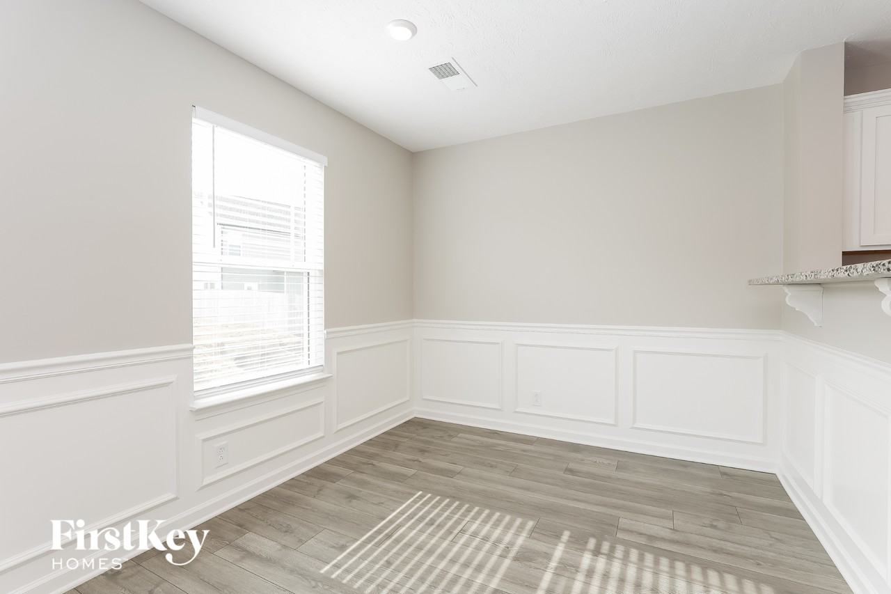 2230 Oak Dr - Photo 5 of 15