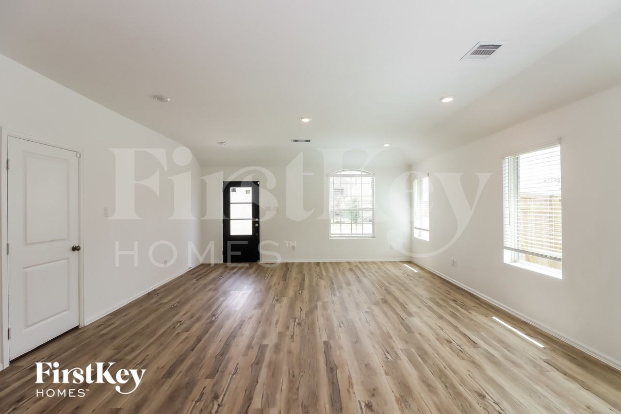 5212 Winding Stream Dr - Photo 3 of 15